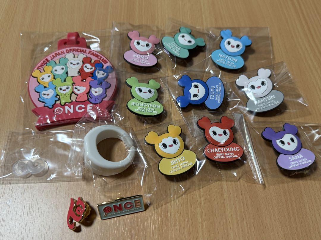 

[USED] TWICE Fan Club Goods - Continuation Bonus - Pin Badge - Penlight