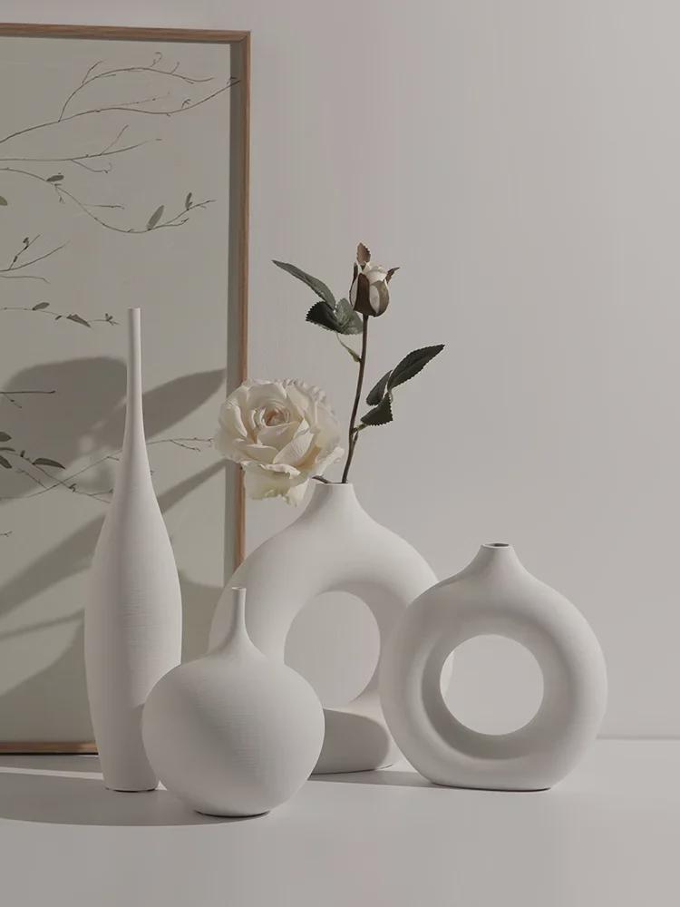 Bei Hanmei Long-Neck Ceramic Vase - Hand-Brushed Decor for Home Furnishing