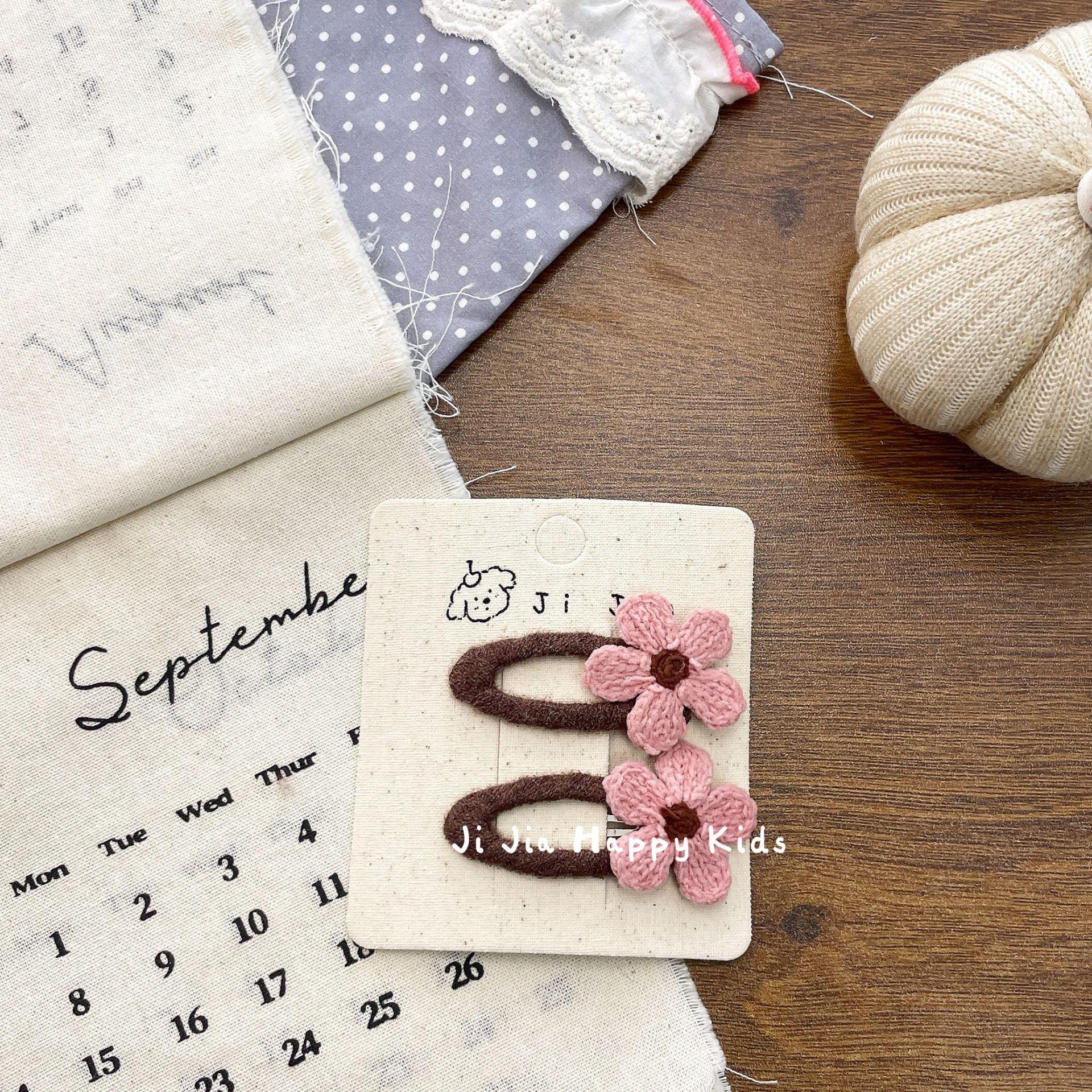 

2 шт./набор Вязаные крючком треугольные заколки для волос Цветочные ниточные BB-заколки для девочек Осень Зима Детские аксессуары для волос Мягкие заколки для челки one size