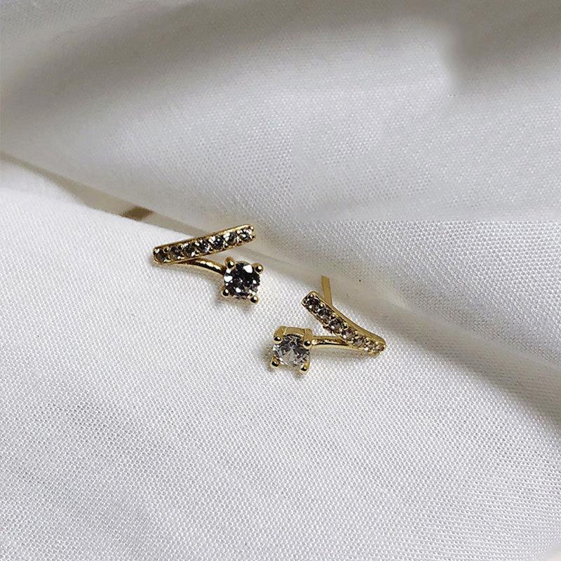 

Изогнутые серьги с бриллиантами в форме буквы C с бриллиантами, легкие, роскошные, нишевые, дизайнерские серьги, темперамент, тренд