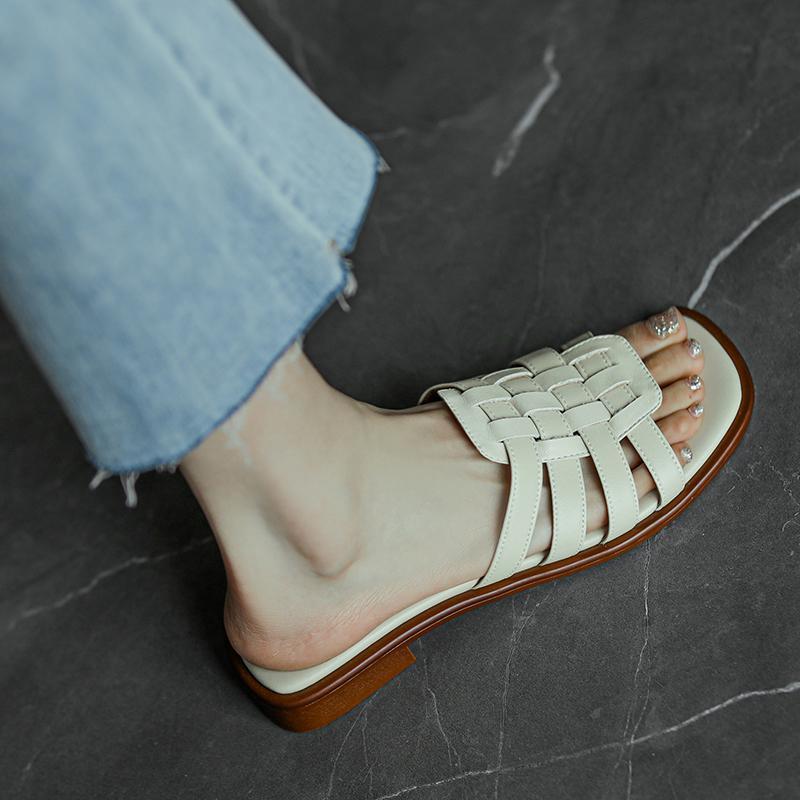 Toll zu tragen 2025 Sommer flachsohlige lässige Slipper Damenmode Ein-Wort-Schlappen vielseitige Retro-Sandalen