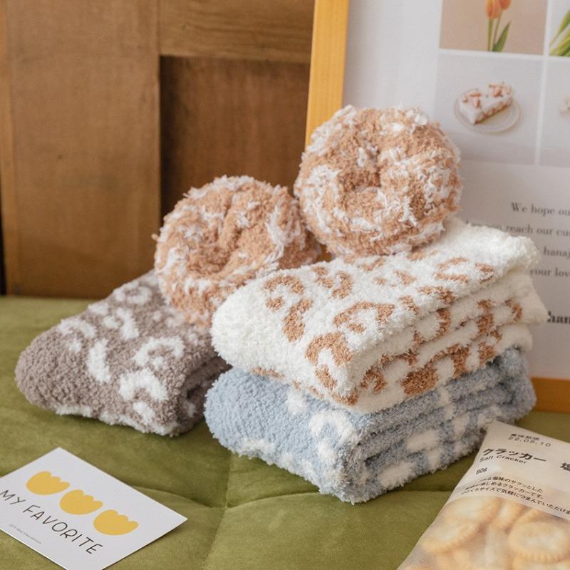 Leopard Print Coral Fleece Mid-calf Socks for Women To Keep Warm and Protect Against The Cold In Autumn and Winter, Bubble-mouth Socks