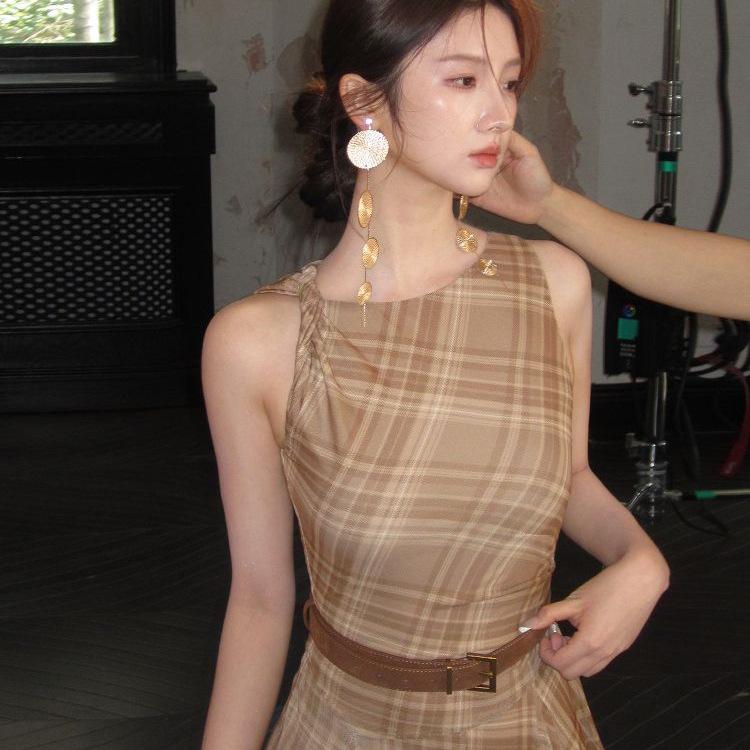 French Retro Sleeveless Plaid Maxi Dress - Elegant Design with Unique Waist-Cinching Style.