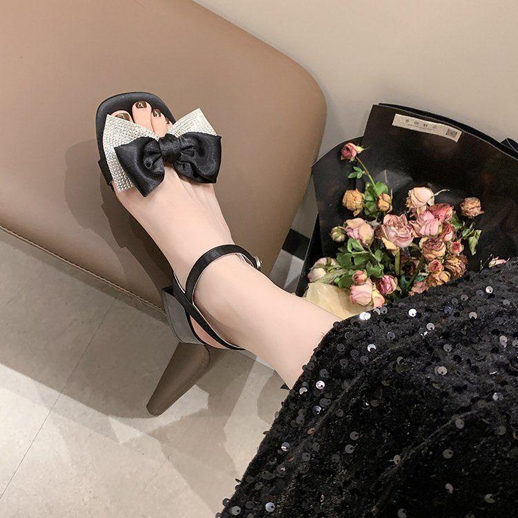 Schleife hohle High Heels Damen 2025 Sommer neu mittlerer Absatz eckiger Kopf Wort mit Spleiß Strass Sandalen Mode