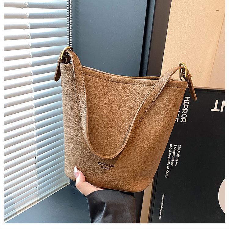 

2024 нові популярні сумки цього року жіноча осіння універсальна повсякденна сумка-месенджер жіноча портативна сумка-відро коричневий