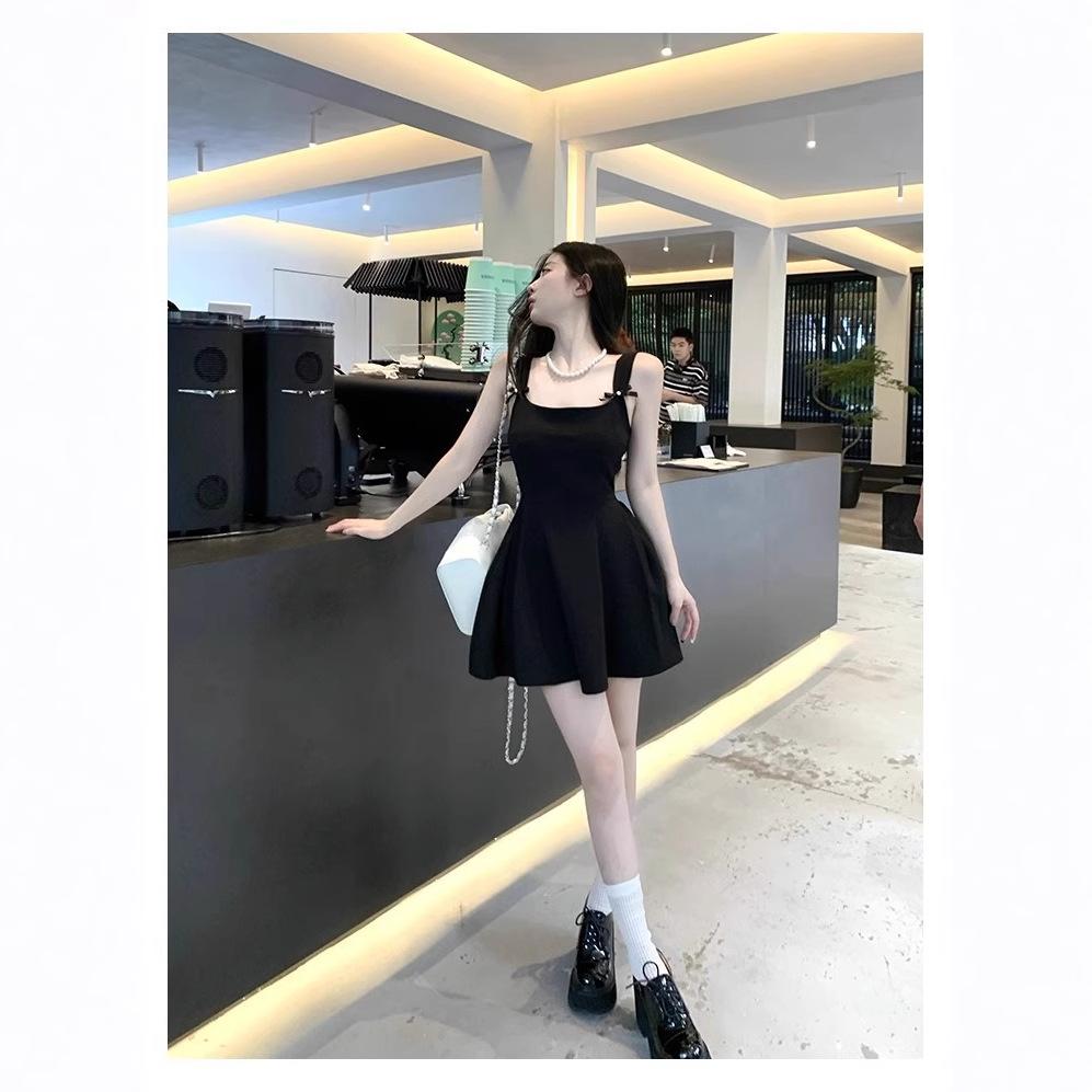 Suspender dress women's summer drape feeling high-end temperament exquisite short skirt design sense niche suspender dress