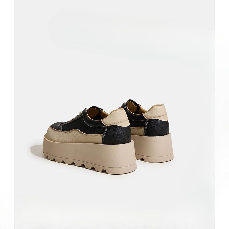 Plateauschuhe mit dicker Sohle sind vielseitige, lässige Sportschuhe für Damen.