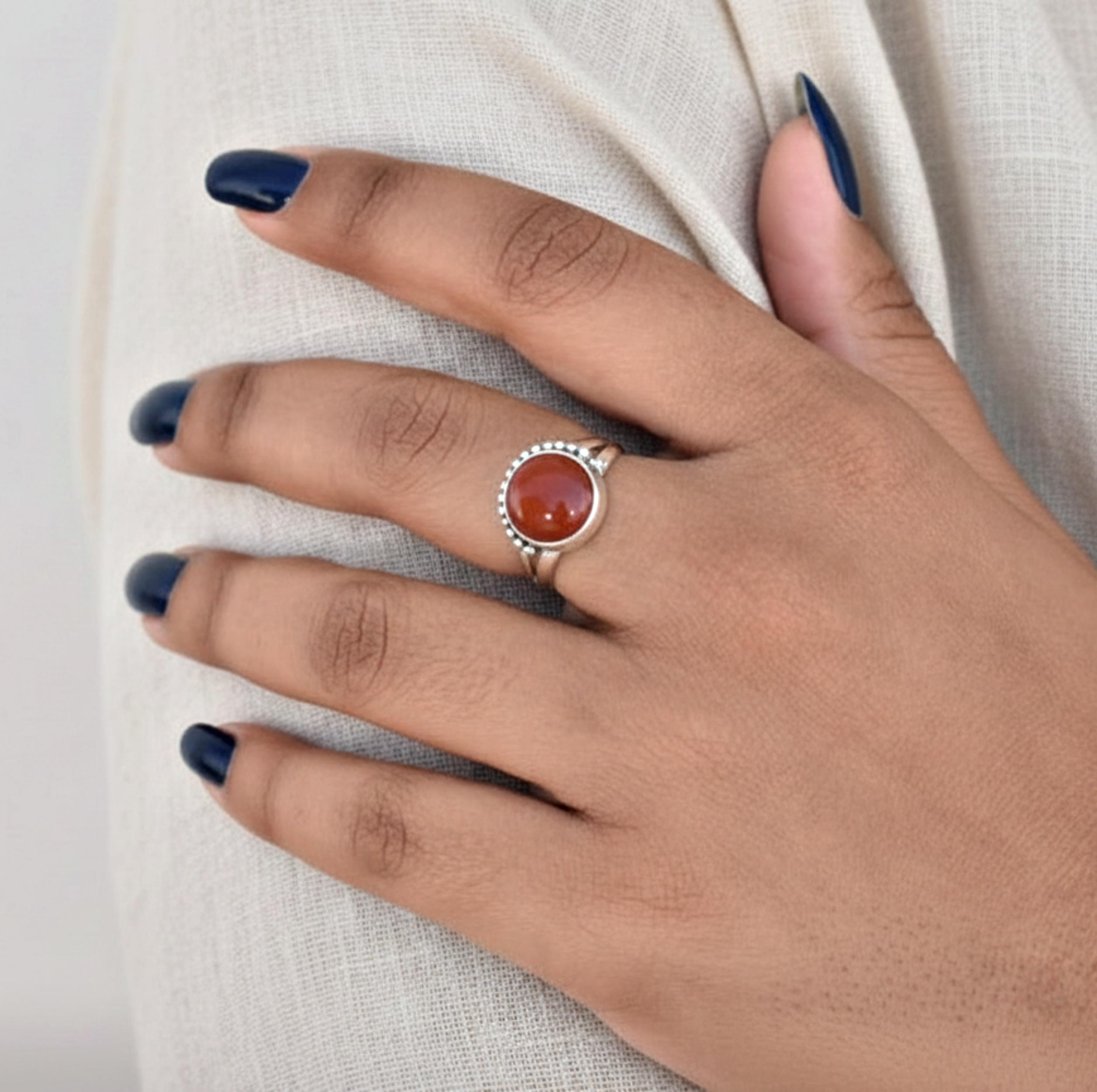 

Кільце з червоного сердоліку круглої форми, срібло 925 проби, мінімалістична заява, бохо-прикраса, подарунок для неї 10.5 срібний