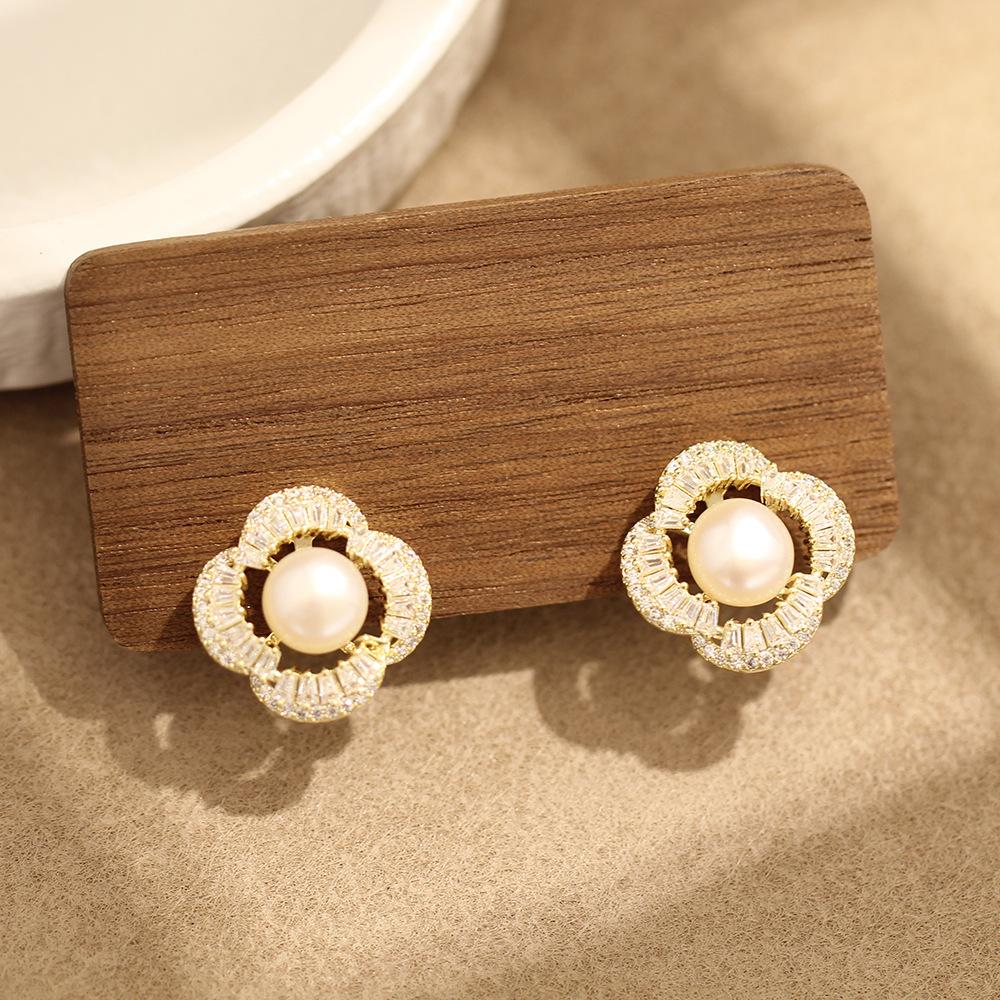 New stone clover pearl earrings temperament freshwater pearl versatile gold and silver two-color earless earclip earrings