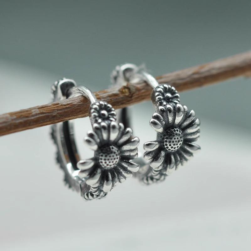 

Retro Literary Daisy Earrings Simple Minimalist Light Luxury Temperament 100% Match Exquisite Women s Daily Ear Jewelry