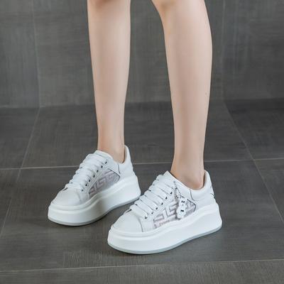 Kleine weiße Schuhe Damen Frühling und Sommer neu Leder Mesh atmungsaktiv Bär Design erhöhend vielseitig lässig Muffin dicke Sohle