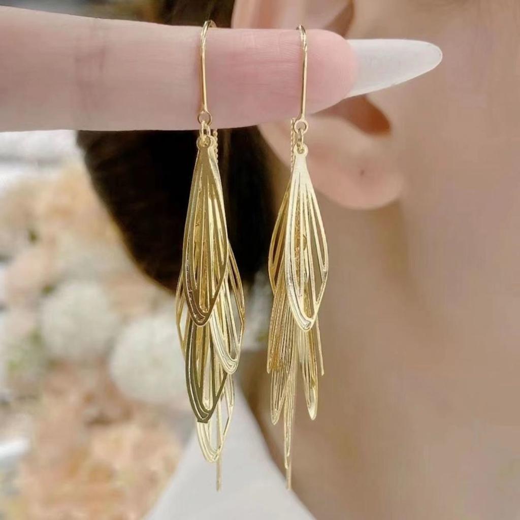 New temperament hollow fringed earrings, high-end design showing face, thin long earrings, earrings
