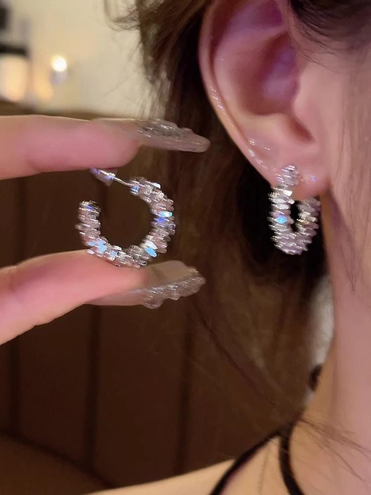 Silver needle flash zircon earrings, women's exquisite temperament stud earrings, spring and summer earrings.