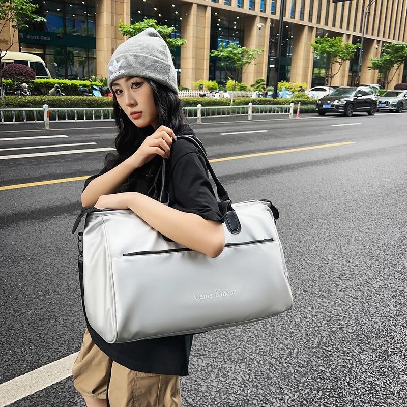 Dry and wet separation sports fitness bag men's and women's outdoor trend leisure messenger bag simple large capacity short-distance travel bag