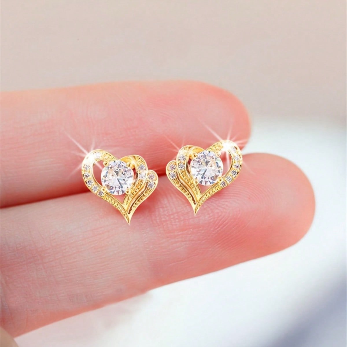

1 Pair of Elegant Heart-shaped Earrings for Women, Set with Sparkling Synthetic Zircon, Perfect for Daily Wear and Gift Giving. золотой
