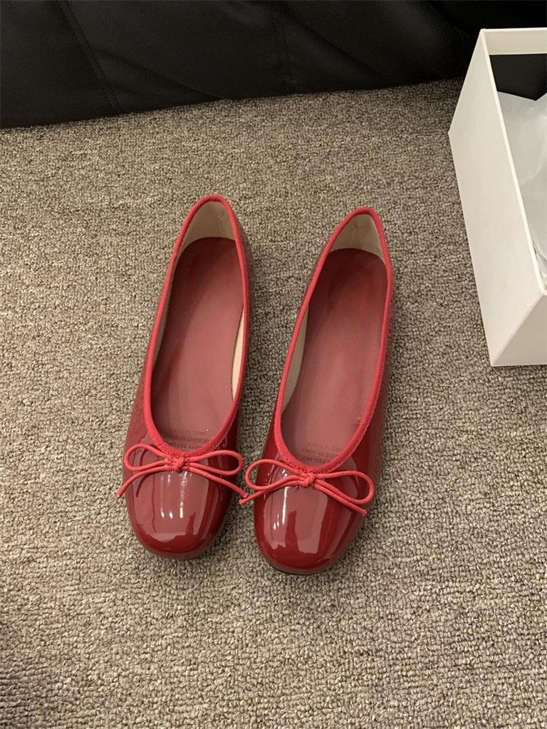 25 spring niche round head ballet shoes flat bow light mouth single shoes French retro patent leather small red shoes