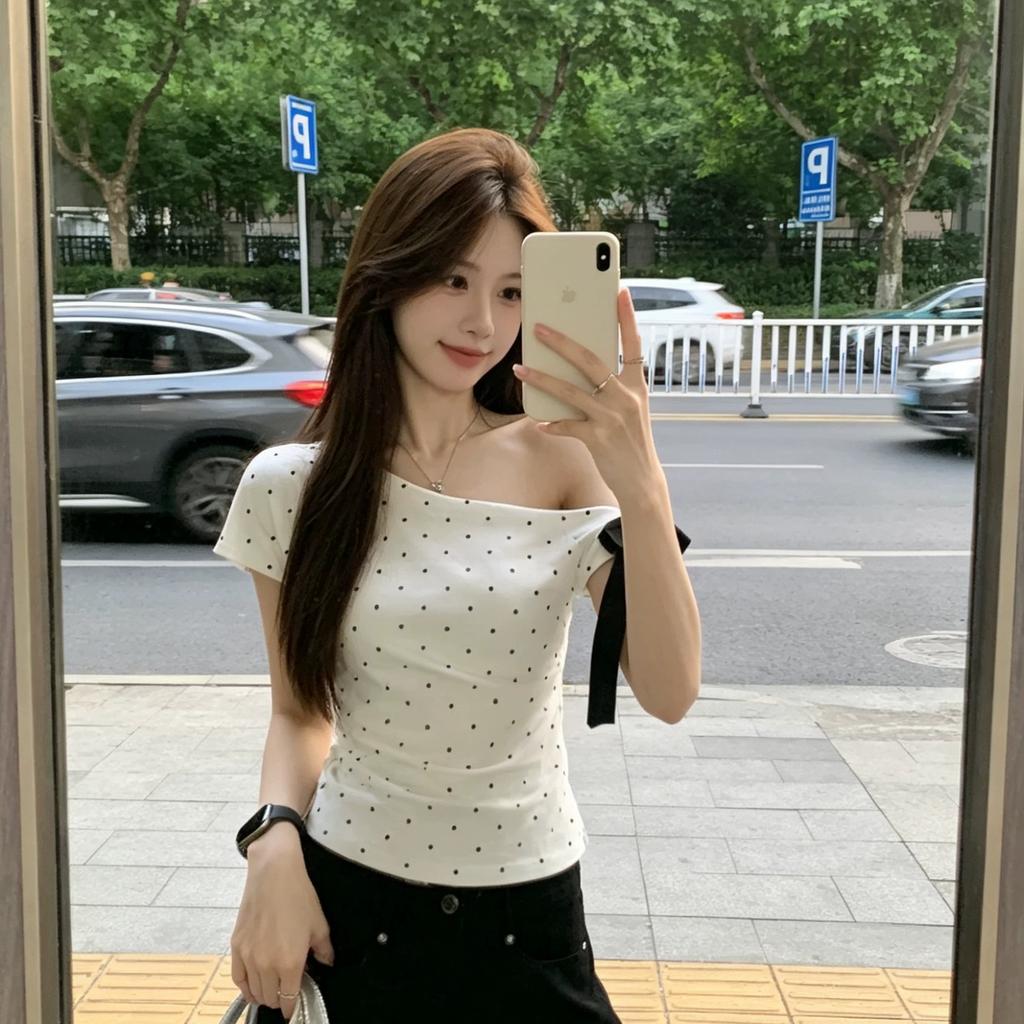 Korean polka dot diagonal collar short-sleeved T-shirt women's summer design sense slim and thin off-the-shoulder Spice Girl top