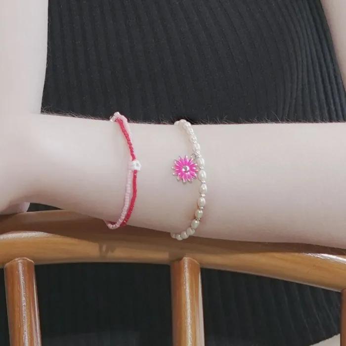 Bonbo Colored Enamel Daisy Charm Point Rice Grain Freshwater Pearl Bracelet