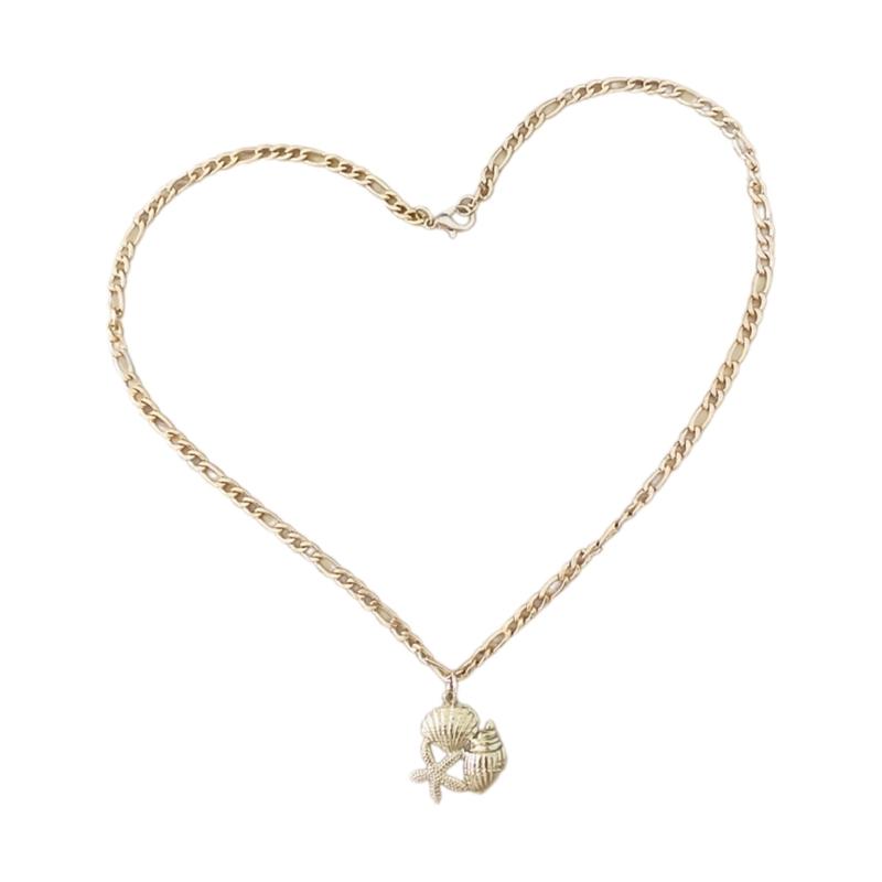 

Delicate Ocean Inspired Necklace Featuring Conch Starfish Shell Pendants for Fashionable Women and Beach Lovers золотой
