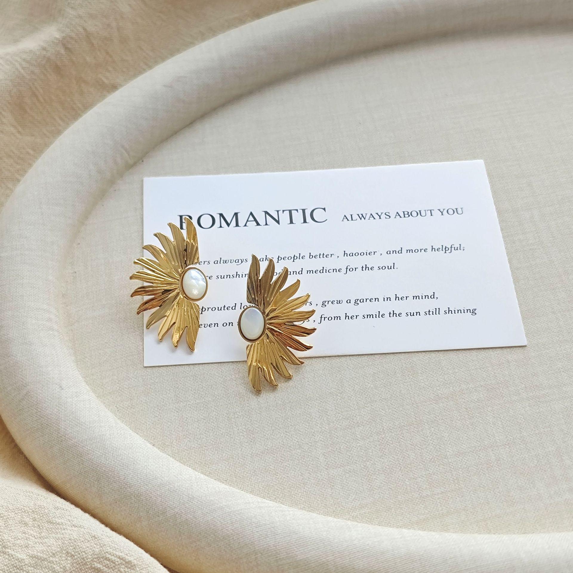 Gold Radiating Feather Mother-of-Pearl Stud Earrings: European & American Retro Luxury, Niche Personality, and Elegant Fashion Accessory. золотой