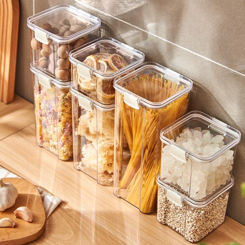 „Transparente Vorratsdosen aus lebensmittelechtem Kunststoff für Getreide und Snacks“