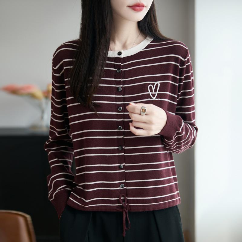 

Новый многоцветный вязаный кардиган с круглым вырезом и длинными рукавами для весны и осени с вышитыми полосатыми сердечками average size бордовый