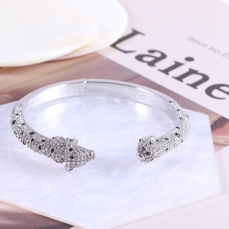 

Оптова торгівля аксесуарами в Європі та Сполучених Штатах. Цікавий, креативний, такса, милий браслет із текстурою маленьких тварин. Bracelet