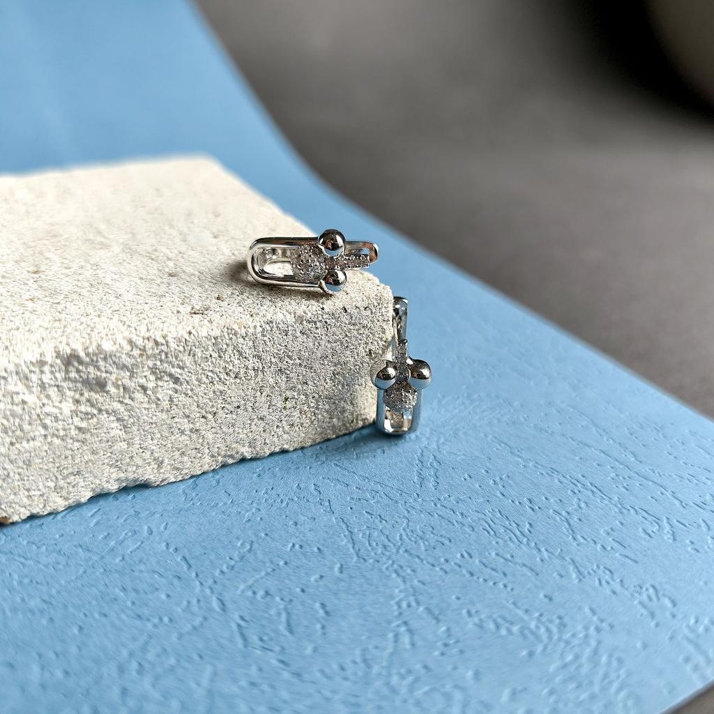 Boucles d'oreilles en argent avec zircons cubiques (2160786)