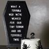 Ein hochwertiges Gothic Halloween Dekorations-Set - Schwarzes Sarg-Buchstabenbrett mit gruseligem Design und Holzständer für gruselige Geschenke