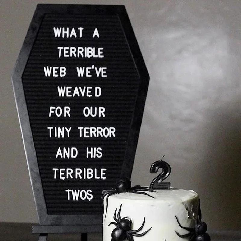 Ein hochwertiges Gothic Halloween Dekorations-Set - Schwarzes Sarg-Buchstabenbrett mit gruseligem Design und Holzständer für gruselige Geschenke