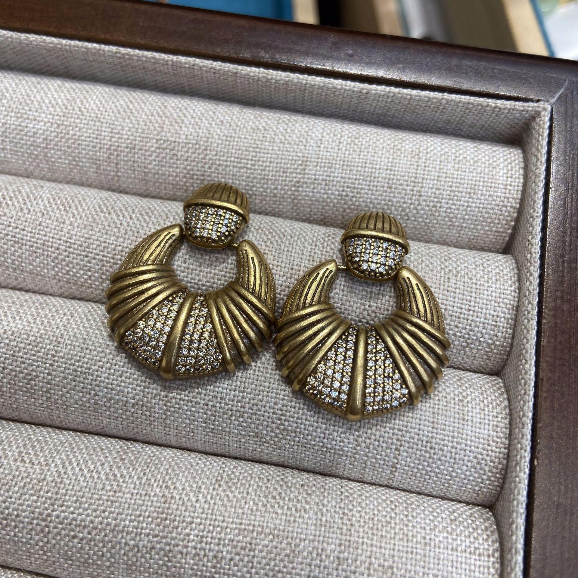 

Aogu, Simple And Light Luxury, Old Round Zircon Geometric Earrings, Women S Niche High-End Retro Earrings, New.