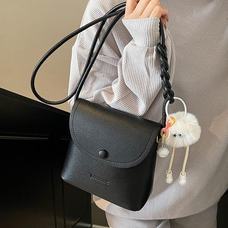Popular wholesale fashion niche simple style exquisite portable bucket bag casual versatile women commuter messenger bag