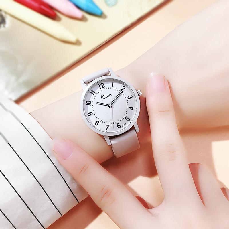 Stille Prüfungs-Quarzuhr: Leuchtend & Wasserdicht für Junior- & Highschool-Schüler, Männer & Frauen, in schlichten, lebendigen Farben.