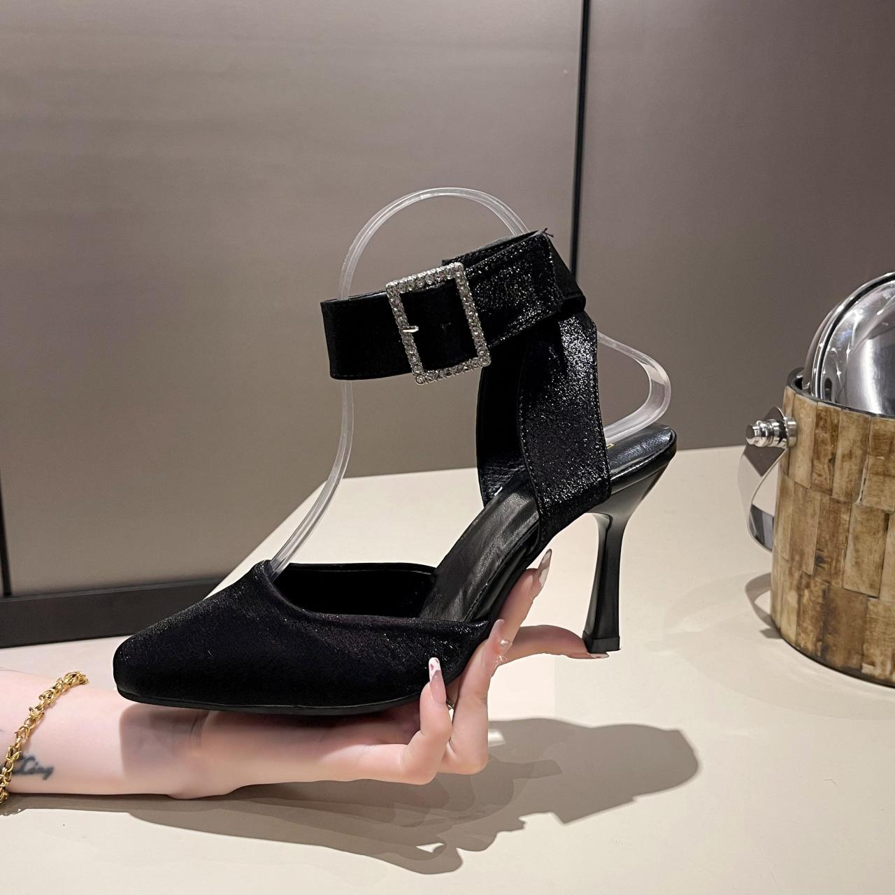 

Туфли на высоком каблуке женские летние 2025 новые черные сексуальные сандалии с тонким каблуком и неглубокой квадратной головкой универсальные сандалии с пряжкой на ремне 34
