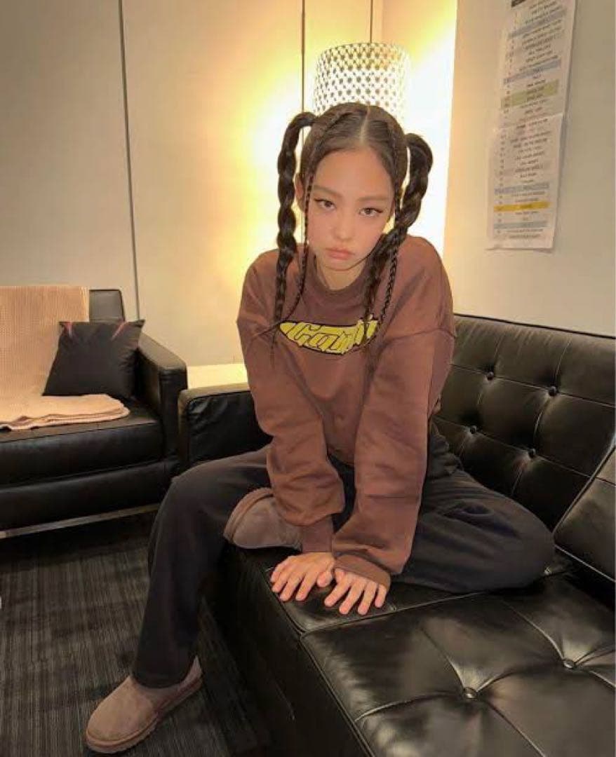 

[Б/У] Дженни из BLACKPINK носит коричневый свитшот Ganni с вышивкой логотипа