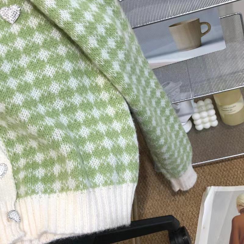 Soft and Stylish Knitted Cardigan: Short, Feminine Sweater for a Slimming and Radiant Look.