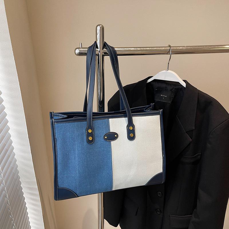 

Трендовая женская сумка-тоут большой вместимости 2025 года: Модная сумка через плечо с цветными блоками для поездок на работу