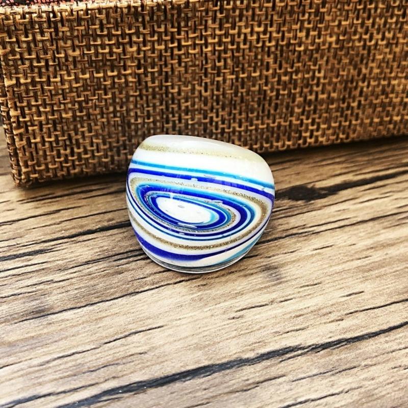 Ręcznie robione Pierścionki z Kwiatowego Szkła Oplatane Drutem Etniczna Biżuteria Inspirowana Galaktyką Artystycznie Wykonane Wygodne