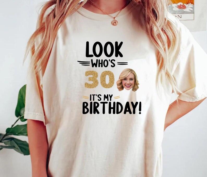 Personalisiertes Look Who's 30 Geburtstagsshirt, Individuelles Gesicht Geburtstagsshirt