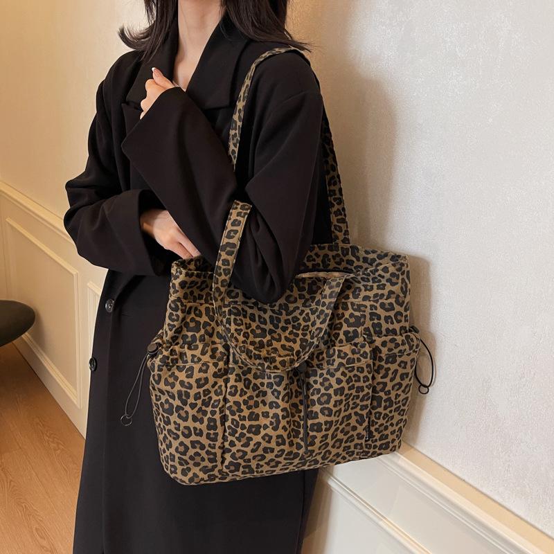 Large capacity leopard print fashion shoulder bag women's new simple personalized tote bag large shopping bag versatile travel bag