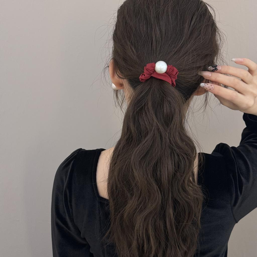 Ein vielseitiges Basis-Haarband für den Dünndarm mit einem Haargummi für einen Pferdeschwanz und hoher Elastizität