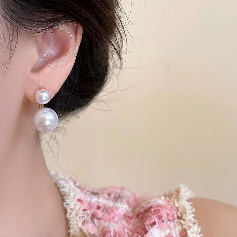Fashion Simple Pearl Niche Unique Earrings Women's New Popular Stud Earrings Light Luxury High-end Versatile Earrings