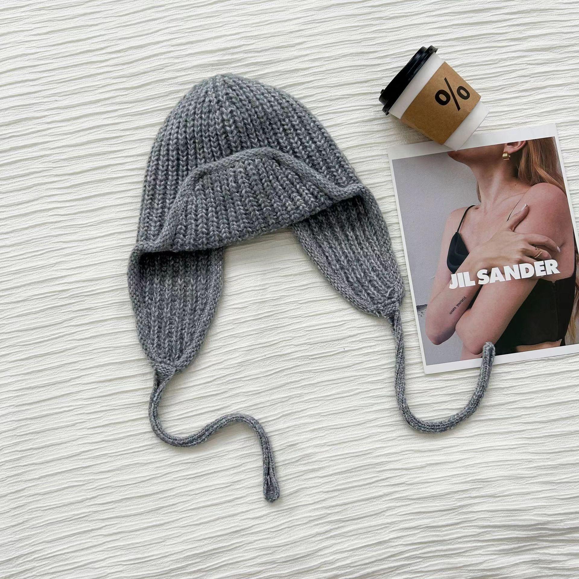 

Маленькая однотонная вязаная шерстяная шапка-леталка со шнуровкой, женская зимняя универсальная защитная ухо для студента Lei Feng one size fits all серый