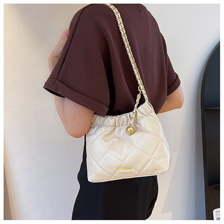 Borsa a secchiello da donna in ecopelle arricciata con coulisse morbida e tracolla a catena