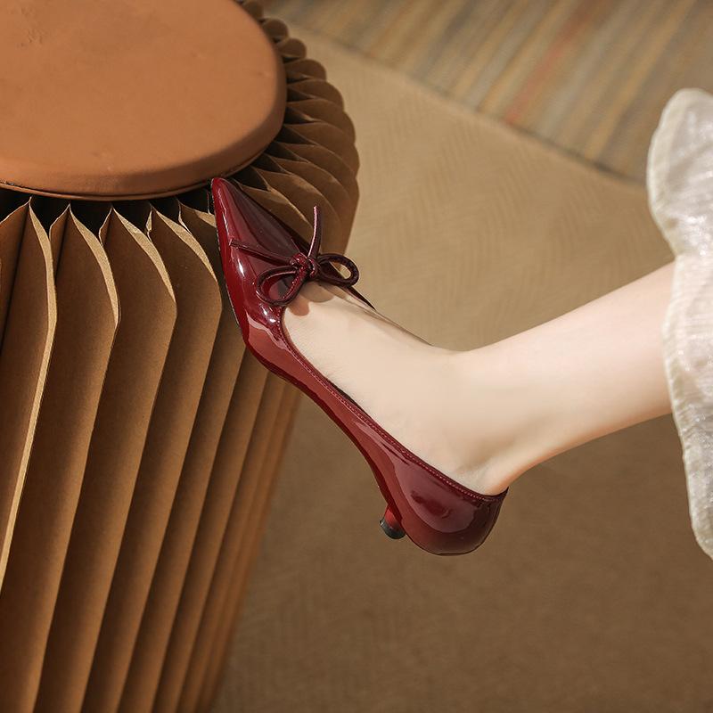 Absatzschuhe für Damen Neue flache Öffnung Kleiner Absatz Einzelne Schuhe Damen Spitz zulaufende Spitze Lackleder Schleife Damenschuhe