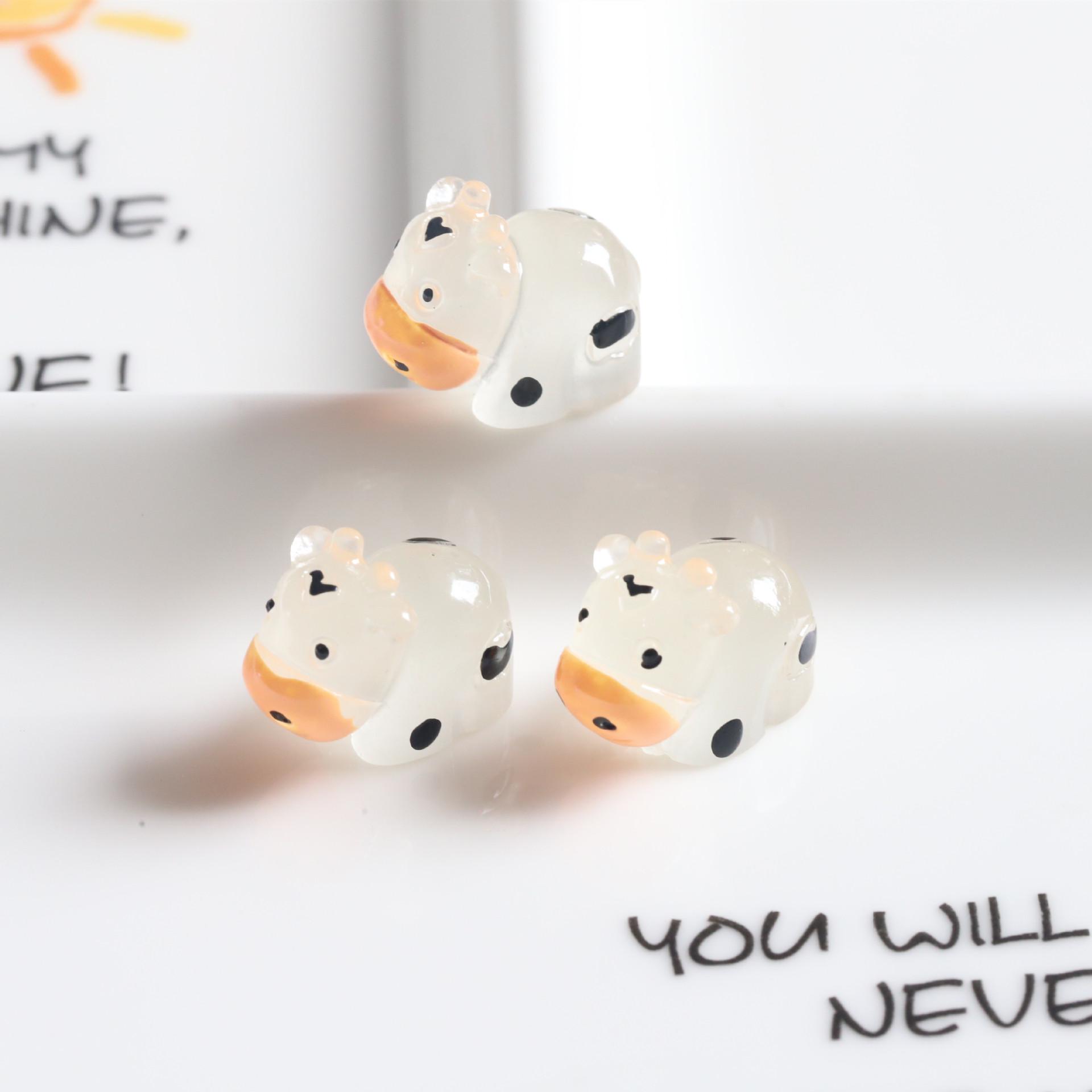 

Очаровательный 3D-брелок с люминесцентной фигуркой коровы и мобильная подвеска в виде глухой коробки. Approx Size: 1.8cm x 1.5cm x 1.0cm