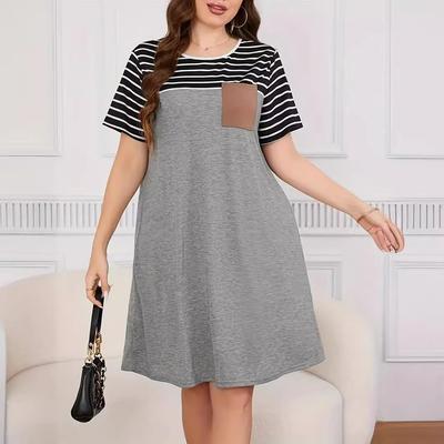 Gestreiftes Patchwork-Kleid für Damen Rundhalsausschnitt Kurzarm Lockere Taille Kurzes Kleid mit Tasche Sommer Casual Basic Arbeit Urlaub Weiches Plus-Size-Kleid