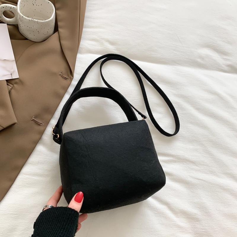 Trendy 2023 Ladies Bag Spring New Retro Casual Commuting Shoulder Bag Minimalist Design