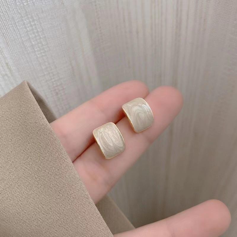 Korean Trendy Light Luxury Niche Earrings for Women - Versatile, Exquisite Fashion Design