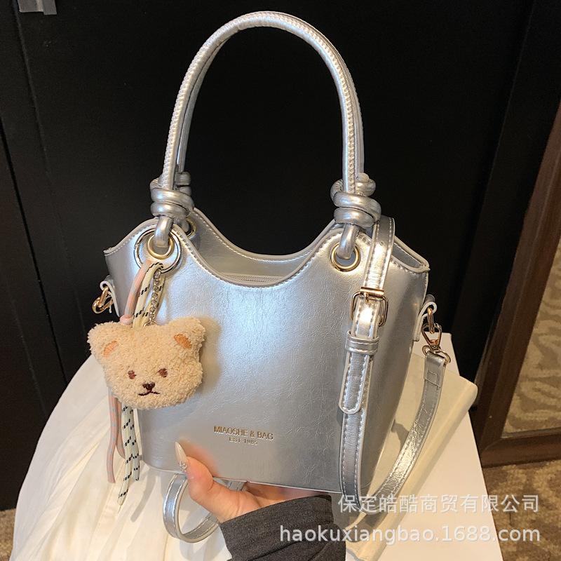 Super fire small bag women's spring and summer versatile 2025 new fashion shoulder messenger bag simple women's portable bucket bag